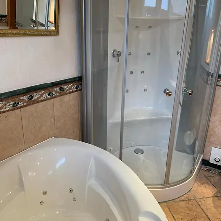 Grosses Aschaffenburg 4 Schlafzimmer Fuer Bis Zu 11 Gaeste Aschaffapartment Privat bolig Mainaschaff