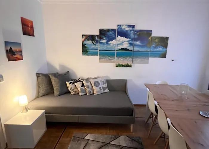 Grosses Apartment Aschaffenburg 4 Schlafzimmer Fuer Bis Zu 11 Gaeste Aschaffapartment Mainaschaff Quarto em Acomodações Particulares Mainaschaff