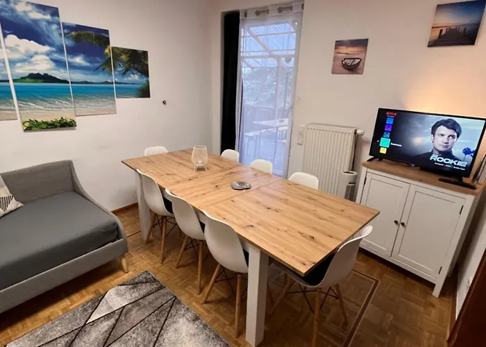 Grosses Apartment Aschaffenburg 4 Schlafzimmer Fuer Bis Zu 11 Gaeste Aschaffapartment Mainaschaff Quarto em Acomodações Particulares