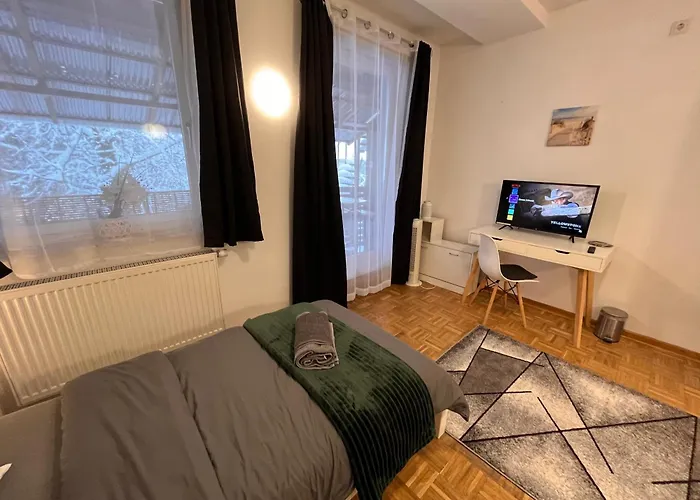 Grosses Apartment Aschaffenburg 4 Schlafzimmer Fuer Bis Zu 11 Gaeste Aschaffapartment Mainaschaff Quarto em Acomodações Particulares