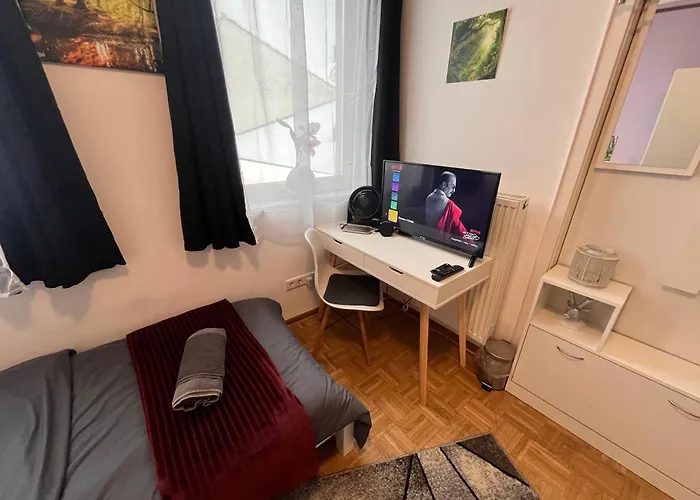Grosses Apartment Aschaffenburg 4 Schlafzimmer Fuer Bis Zu 11 Gaeste Aschaffapartment Mainaschaff Quarto em Acomodações Particulares