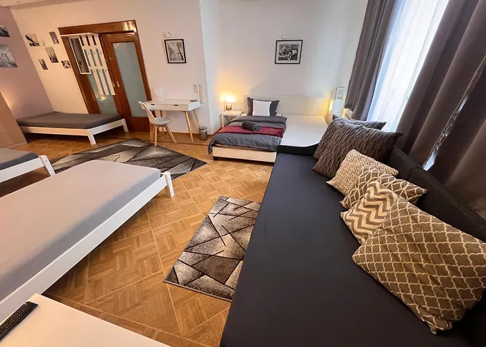 Grosses Apartment Aschaffenburg 4 Schlafzimmer Fuer Bis Zu 11 Gaeste Aschaffapartment Mainaschaff Quarto em Acomodações Particulares *