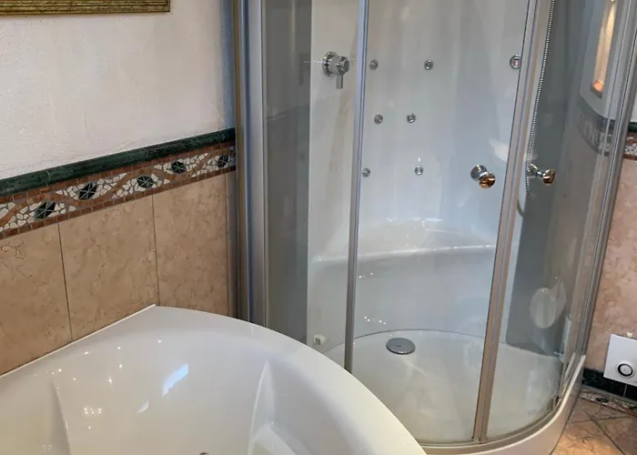 Grosses Apartment Aschaffenburg 4 Schlafzimmer Fuer Bis Zu 11 Gaeste Aschaffapartment Mainaschaff Quarto em Acomodações Particulares Mainaschaff