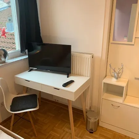 Grosses Apartment Aschaffenburg 4 Schlafzimmer Fuer Bis Zu 11 Gaeste Aschaffapartment Mainaschaff Δωμάτια σε οικογενειακή κατοικία Mainaschaff