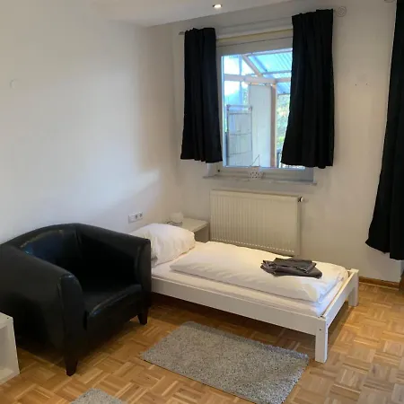 Grosses Apartment Aschaffenburg 4 Schlafzimmer Fuer Bis Zu 11 Gaeste Aschaffapartment Mainaschaff Δωμάτια σε οικογενειακή κατοικία