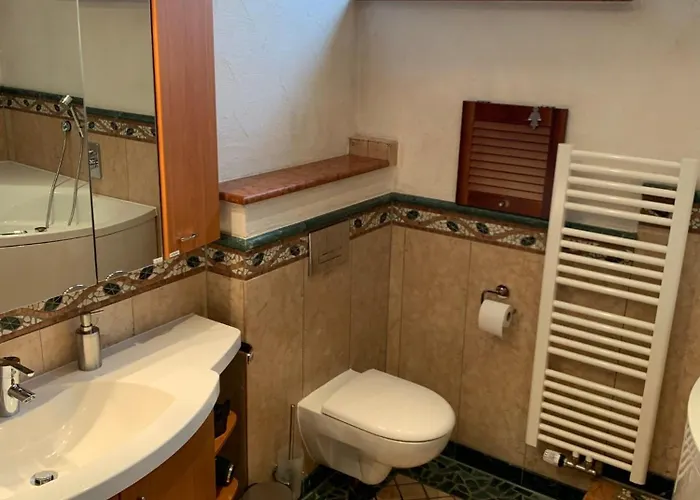 Grosses Aschaffenburg 4 Schlafzimmer Fuer Bis Zu 11 Gaeste Aschaffapartment Homestay *